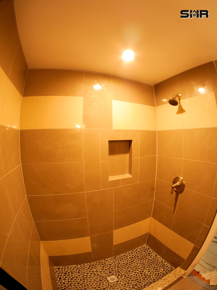Réalisation d'une petite douche en alcôve design avec des portes de placard grises, WC séparés, un carrelage gris, des carreaux de céramique, un mur gris, un sol en galet, un lavabo encastré et un plan de toilette en granite.