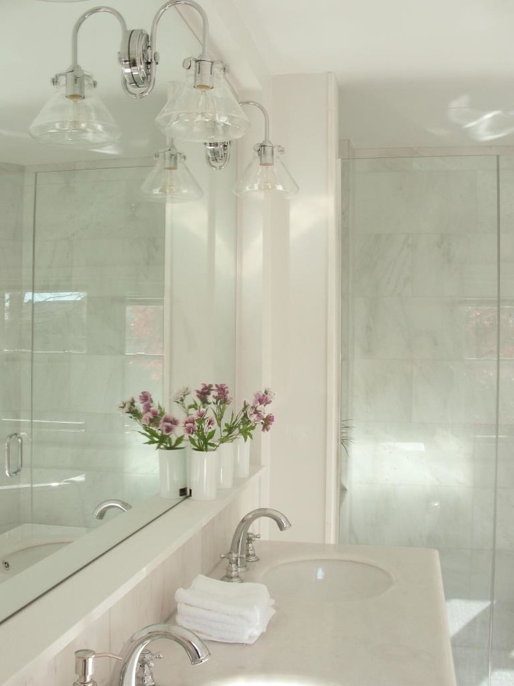 Inspiration för mellanstora klassiska badrum, med luckor med infälld panel, en dusch i en alkov, vita väggar, mosaikgolv, ett undermonterad handfat, vitt golv och dusch med gångjärnsdörr