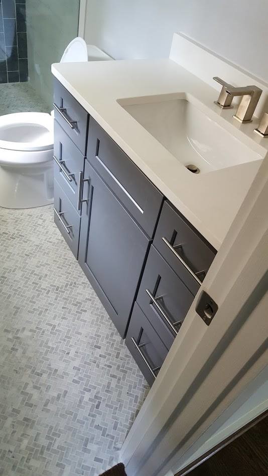 Idéer för att renovera ett litet funkis vit vitt badrum med dusch, med skåp i shakerstil, skåp i mörkt trä, en dusch i en alkov, svart kakel, tunnelbanekakel, grå väggar, marmorgolv, ett undermonterad handfat, bänkskiva i kvarts och grått golv