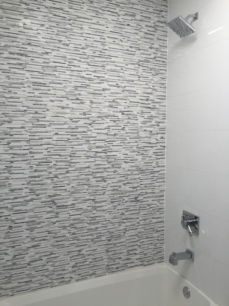 Idéer för mellanstora funkis en-suite badrum, med ett badkar i en alkov, en dusch/badkar-kombination, en toalettstol med hel cisternkåpa, svart och vit kakel, keramikplattor, vita väggar och klinkergolv i keramik