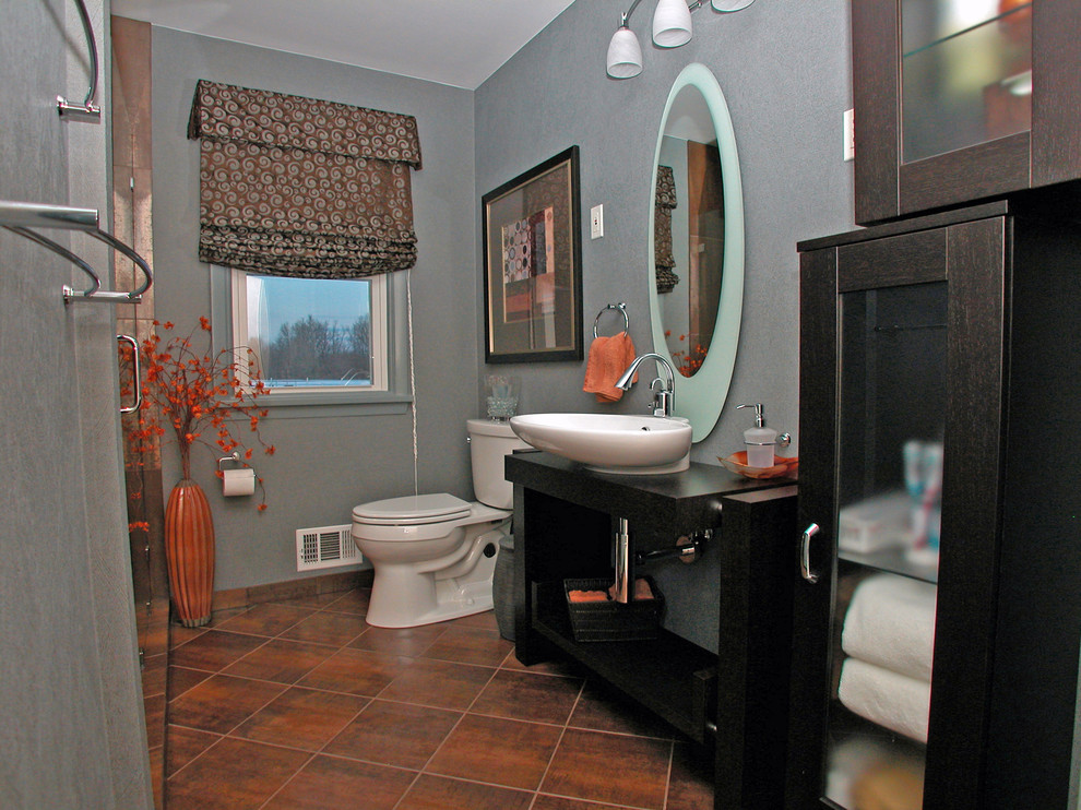 На фото: маленькая ванная комната в стиле неоклассика (современная классика) с настольной раковиной, открытыми фасадами, темными деревянными фасадами, керамической плиткой и полом из керамической плитки для на участке и в саду с