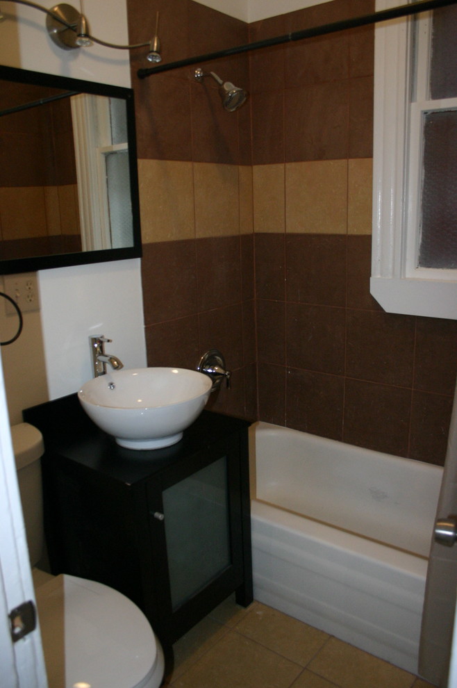 Esempio di una stanza da bagno moderna con lavabo a bacinella, ante in legno bruno, top in legno, vasca ad alcova, vasca/doccia, WC a due pezzi, piastrelle marroni e piastrelle in ceramica