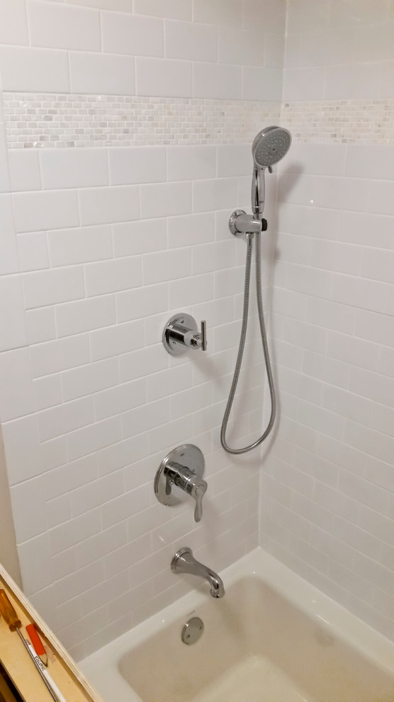 Exempel på ett litet modernt en-suite badrum, med ett undermonterad handfat, beige skåp, granitbänkskiva, en dusch/badkar-kombination, vit kakel, vita väggar och ljust trägolv
