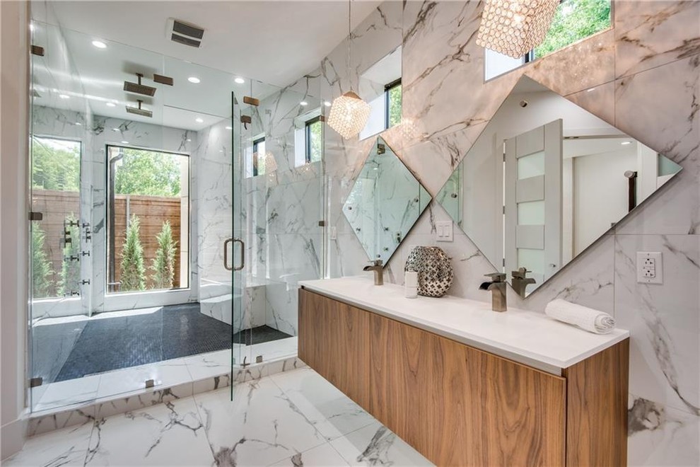 Стильный дизайн: ванная комната в современном стиле с плоскими фасадами, фасадами цвета дерева среднего тона, душем в нише, белой плиткой, монолитной раковиной, белым полом, душем с распашными дверями и белой столешницей - последний тренд