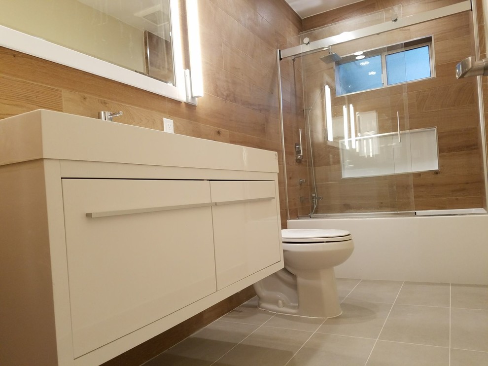 Modernes Badezimmer mit brauner Wandfarbe, Keramikboden, Quarzit-Waschtisch, türkisem Boden und weißer Waschtischplatte in Los Angeles