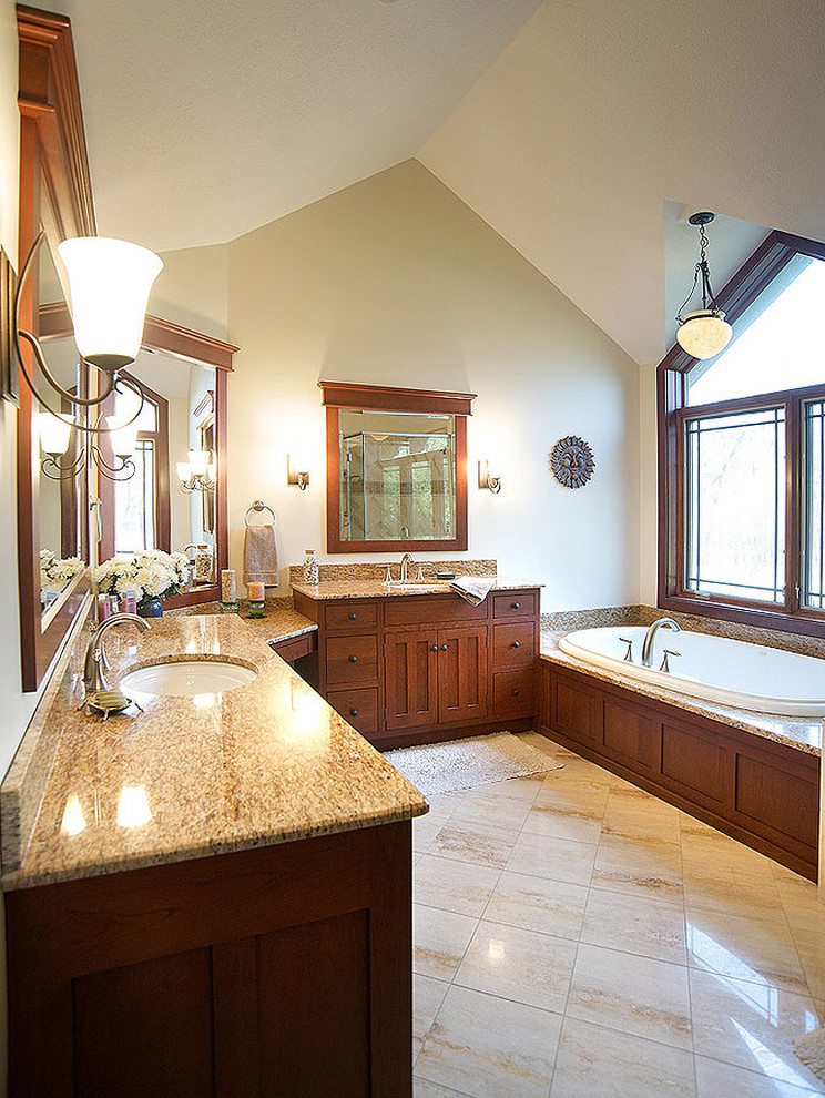 Свежая идея для дизайна: большая главная ванная комната в современном стиле с фасадами в стиле шейкер, темными деревянными фасадами, угловой ванной, угловым душем, бежевой плиткой, плиткой из листового камня, зелеными стенами, полом из керамогранита, врезной раковиной, столешницей из гранита и коричневым полом - отличное фото интерьера