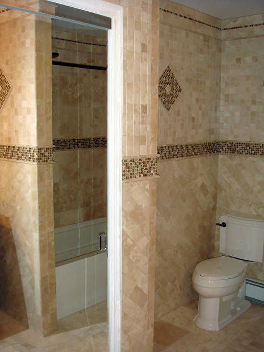 Стильный дизайн: большая главная ванная комната в классическом стиле с душем над ванной, раздельным унитазом, бежевой плиткой, каменной плиткой, разноцветными стенами, полом из травертина, накладной раковиной и столешницей из гранита - последний тренд