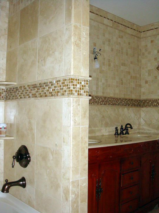 Réalisation d'une grande salle de bain principale tradition avec un combiné douche/baignoire, WC séparés, un carrelage beige, un carrelage de pierre, un mur multicolore, un sol en travertin, un lavabo posé et un plan de toilette en granite.