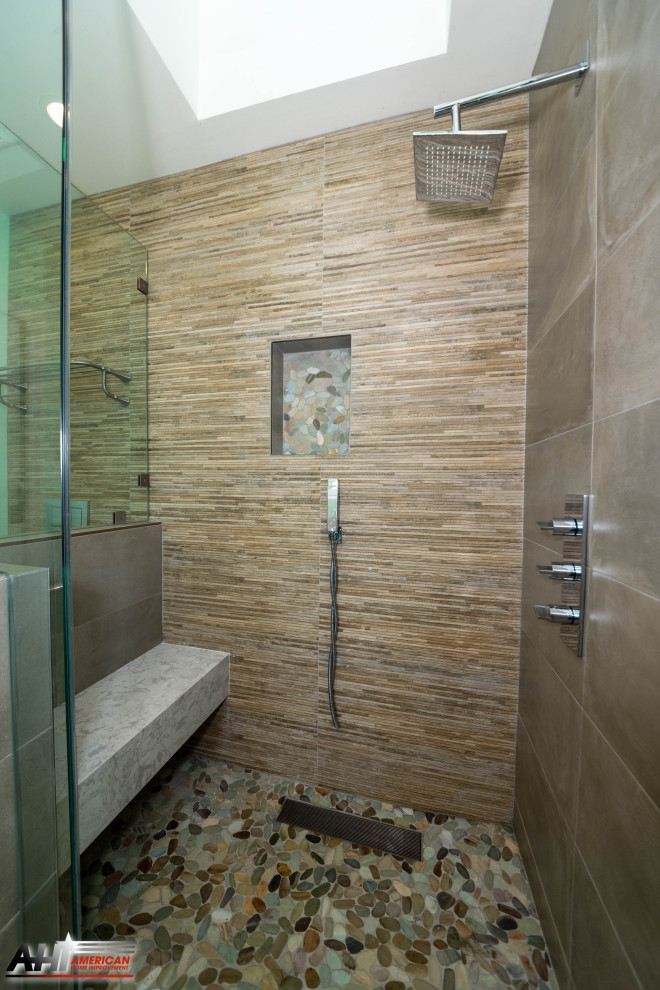 Свежая идея для дизайна: большая главная ванная комната в стиле модернизм с фасадами с выступающей филенкой, зелеными фасадами, душем без бортиков, унитазом-моноблоком, бежевой плиткой, каменной плиткой, зелеными стенами, полом из керамогранита, врезной раковиной, мраморной столешницей, бежевым полом, душем с распашными дверями, белой столешницей, сиденьем для душа, тумбой под две раковины, встроенной тумбой и многоуровневым потолком - отличное фото интерьера