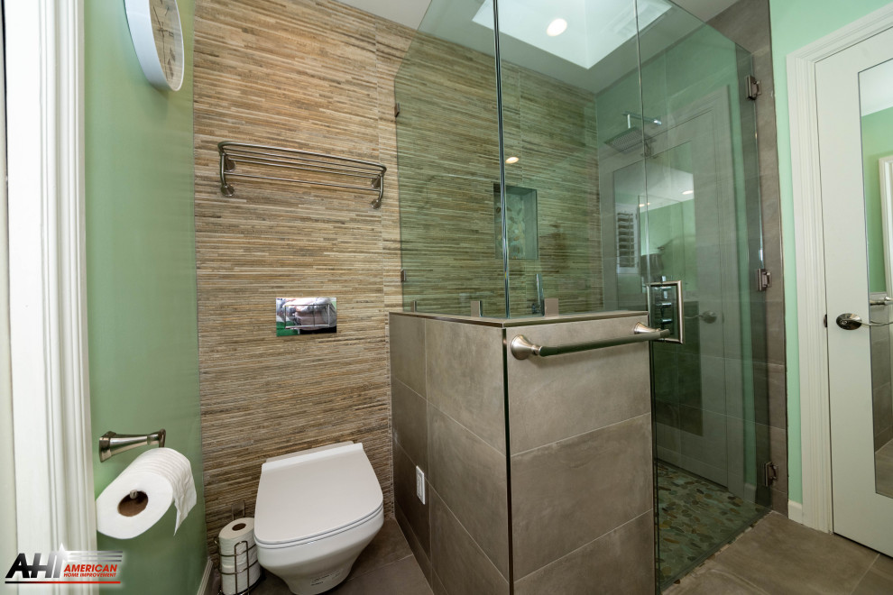 Стильный дизайн: большая главная ванная комната в стиле модернизм с фасадами с выступающей филенкой, зелеными фасадами, душем без бортиков, унитазом-моноблоком, бежевой плиткой, каменной плиткой, зелеными стенами, полом из керамогранита, врезной раковиной, мраморной столешницей, бежевым полом, душем с распашными дверями, белой столешницей, сиденьем для душа, тумбой под две раковины, встроенной тумбой и многоуровневым потолком - последний тренд