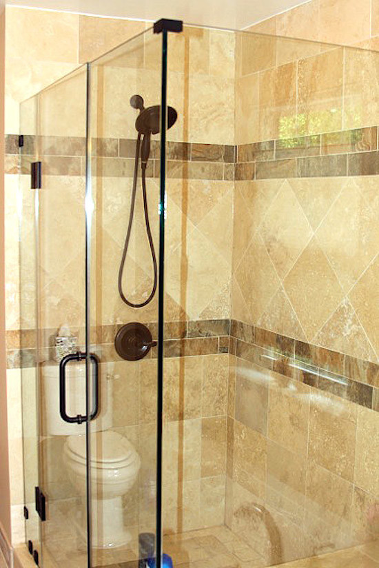 Idee per una stanza da bagno con doccia chic di medie dimensioni con doccia ad angolo, pareti beige, piastrelle beige, piastrelle in ceramica e porta doccia a battente