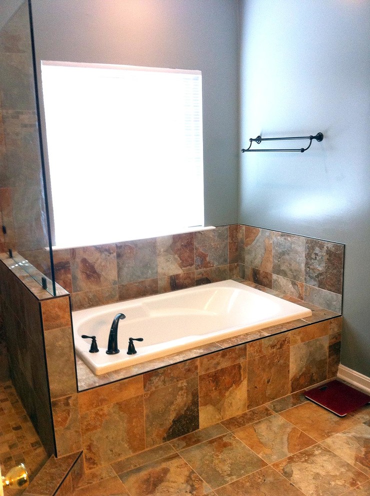 Cette image montre une grande salle de bain principale traditionnelle avec un lavabo posé, une douche d'angle, un mur gris, tomettes au sol, une baignoire posée, un carrelage marron, des carreaux de céramique, un sol marron et aucune cabine.