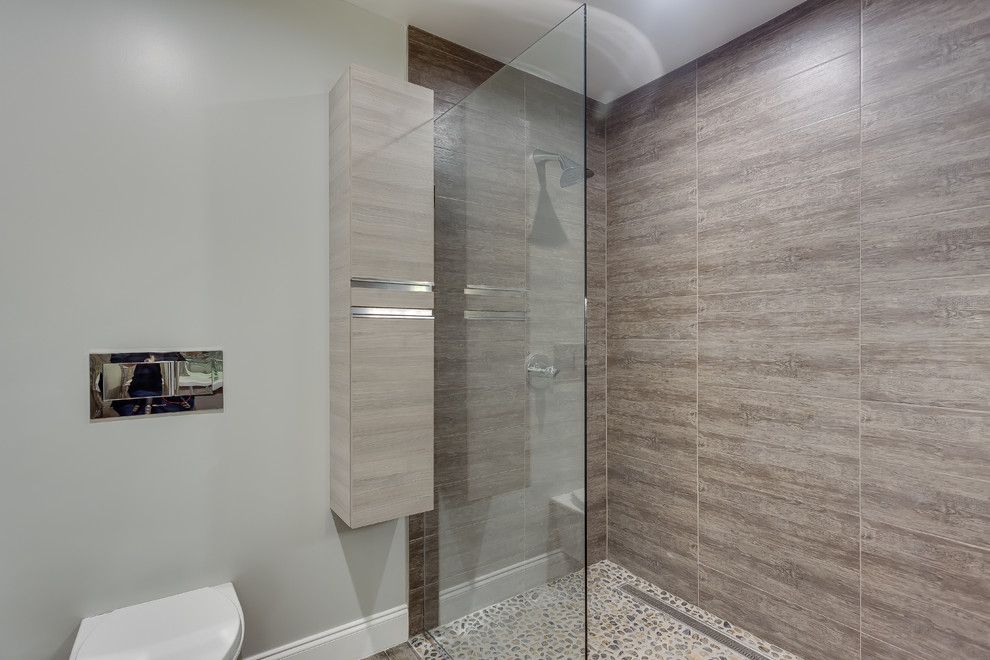 Immagine di una stanza da bagno padronale classica di medie dimensioni con ante lisce, ante in legno chiaro, doccia alcova, pareti grigie, lavabo a bacinella e doccia aperta