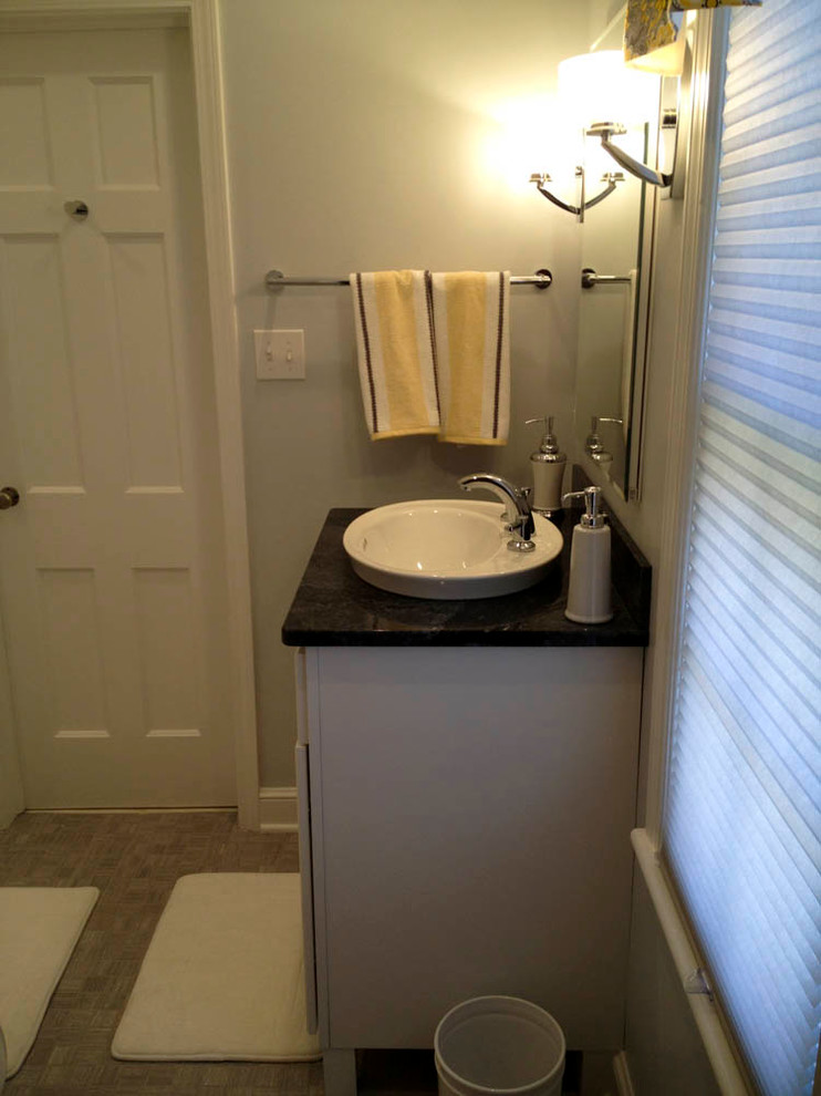 Immagine di una stanza da bagno chic con vasca/doccia, piastrelle bianche e piastrelle in ceramica