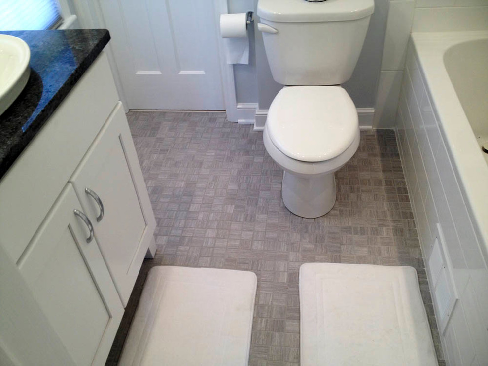 Стильный дизайн: ванная комната в стиле неоклассика (современная классика) с душем над ванной, белой плиткой и керамической плиткой - последний тренд