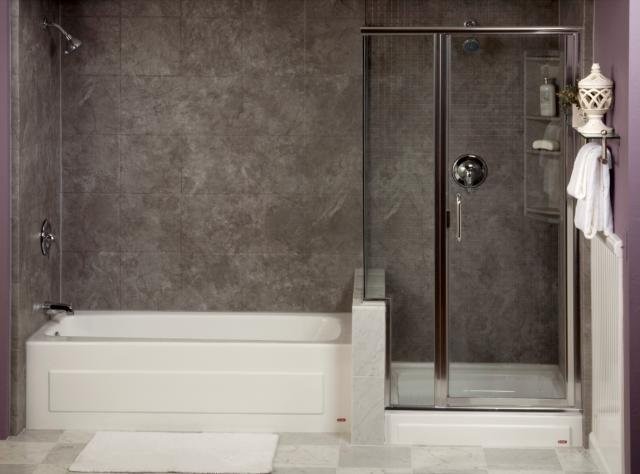 Свежая идея для дизайна: главная ванная комната среднего размера в современном стиле с накладной ванной, угловым душем, серой плиткой и полом из линолеума - отличное фото интерьера