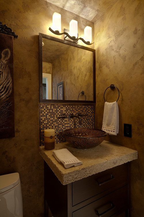 На фото: маленькая ванная комната в стиле фьюжн с настольной раковиной, плоскими фасадами, темными деревянными фасадами, разноцветной плиткой, плиткой мозаикой и коричневыми стенами для на участке и в саду