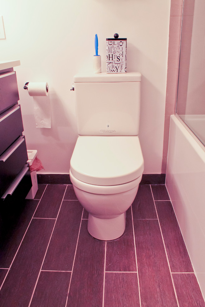 Immagine di una stanza da bagno padronale minimalista di medie dimensioni con lavabo sottopiano, ante lisce, ante in legno bruno, top in granito, vasca/doccia, piastrelle grigie e pareti bianche