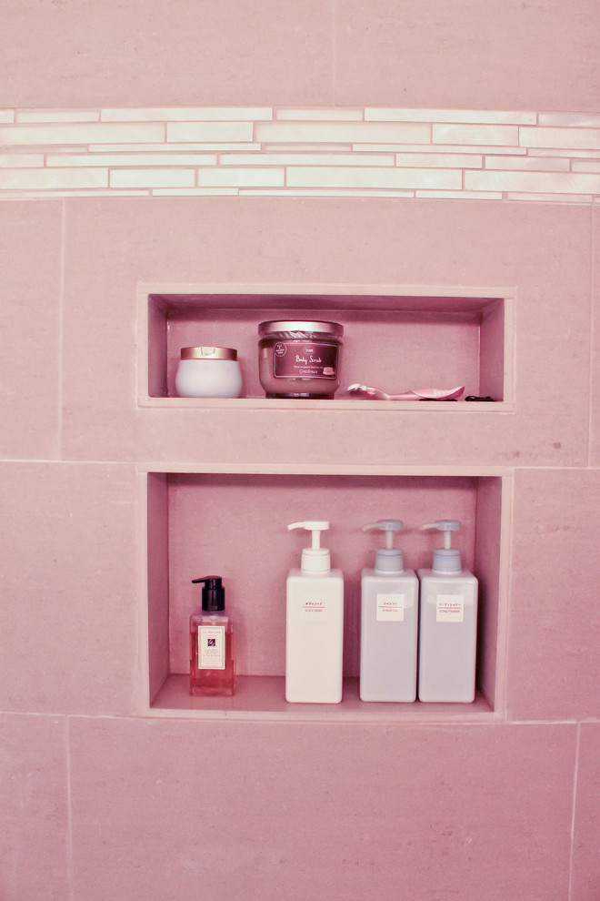 Источник вдохновения для домашнего уюта: главная ванная комната среднего размера в стиле модернизм с врезной раковиной, плоскими фасадами, темными деревянными фасадами, столешницей из гранита, душем над ванной, серой плиткой и белыми стенами
