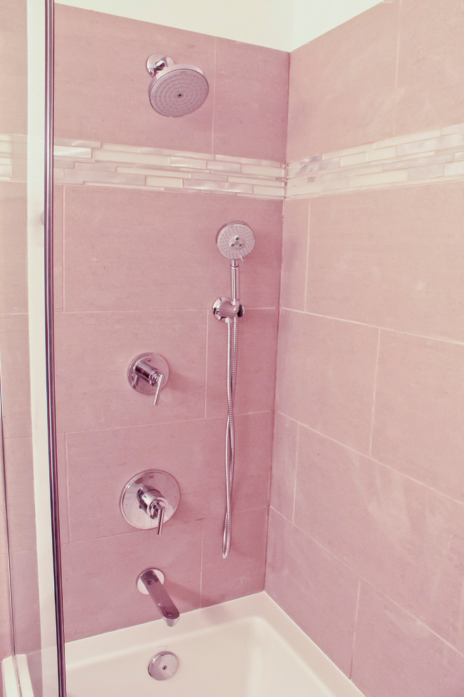 Foto di una stanza da bagno padronale moderna di medie dimensioni con lavabo sottopiano, ante lisce, ante in legno bruno, top in granito, vasca/doccia, piastrelle grigie e pareti bianche