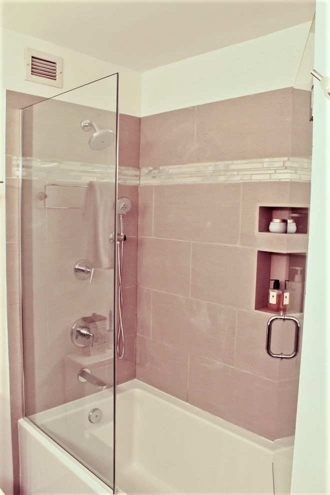 Foto de cuarto de baño principal minimalista de tamaño medio con lavabo bajoencimera, armarios con paneles lisos, puertas de armario de madera en tonos medios, encimera de granito, combinación de ducha y bañera, baldosas y/o azulejos grises y paredes blancas