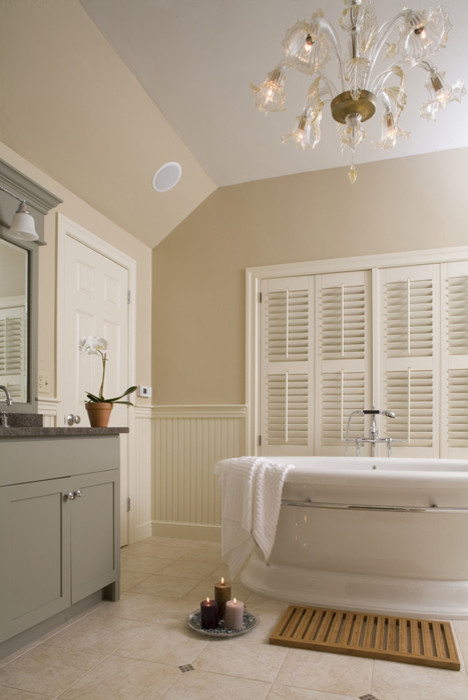 Пример оригинального дизайна: главная ванная комната среднего размера в классическом стиле с плоскими фасадами, серыми фасадами, столешницей из оникса, отдельно стоящей ванной, черными стенами и полом из керамической плитки