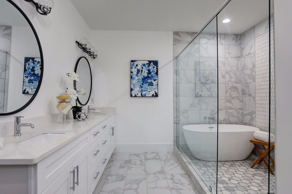 Bild på ett stort funkis vit vitt en-suite badrum, med skåp i shakerstil, vita skåp, ett japanskt badkar, en dusch i en alkov, vit kakel, marmorkakel, vita väggar, marmorgolv, ett undermonterad handfat, bänkskiva i akrylsten, vitt golv och med dusch som är öppen