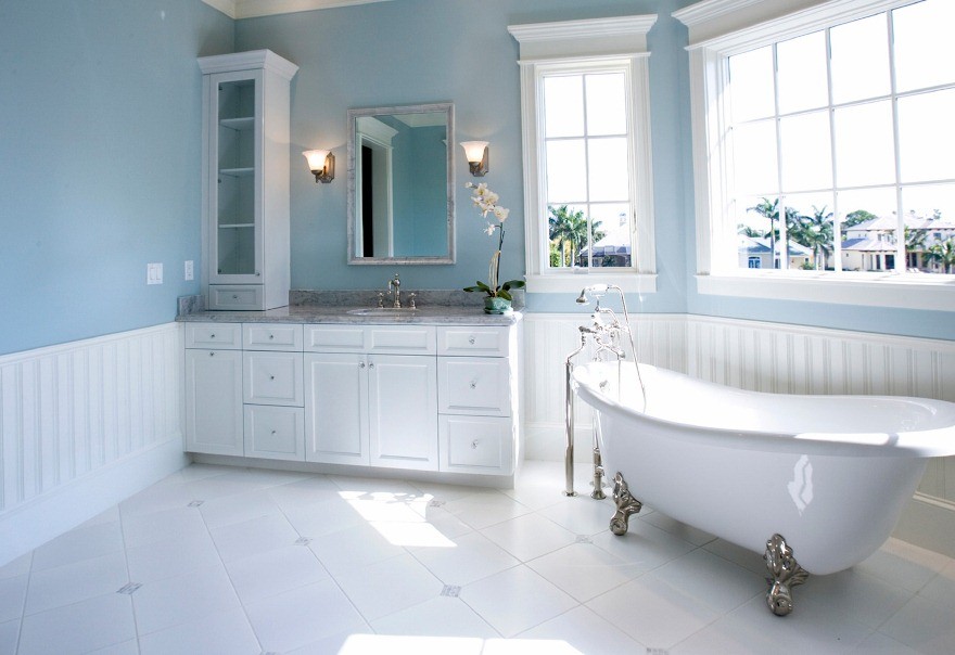 Idee per una stanza da bagno con doccia tradizionale di medie dimensioni con ante in stile shaker, ante bianche, vasca con piedi a zampa di leone, pareti blu, pavimento con piastrelle in ceramica, lavabo sottopiano, top in marmo e pavimento bianco