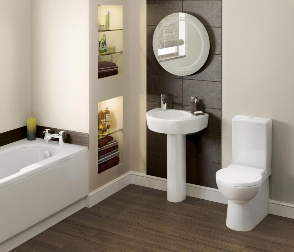Стильный дизайн: ванная комната среднего размера в стиле модернизм с ванной в нише, унитазом-моноблоком, коричневой плиткой, бежевыми стенами, темным паркетным полом, душевой кабиной, раковиной с пьедесталом и коричневым полом - последний тренд