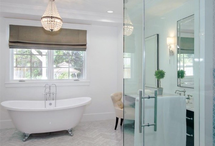Idéer för ett mellanstort modernt en-suite badrum, med skåp i shakerstil, svarta skåp, ett badkar med tassar, marmorbänkskiva, en hörndusch, vita väggar, ett undermonterad handfat, marmorgolv, blå kakel, keramikplattor, vitt golv och dusch med gångjärnsdörr