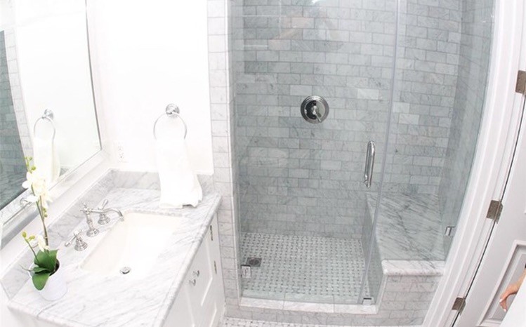 Klassisk inredning av ett mellanstort badrum med dusch, med skåp i shakerstil, vita skåp, en dusch i en alkov, vita väggar, klinkergolv i keramik, ett undermonterad handfat och marmorbänkskiva