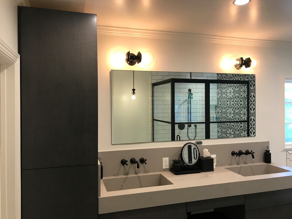 На фото: большая главная ванная комната в стиле рустика с угловым душем, черно-белой плиткой, керамической плиткой, серым полом и душем с раздвижными дверями с