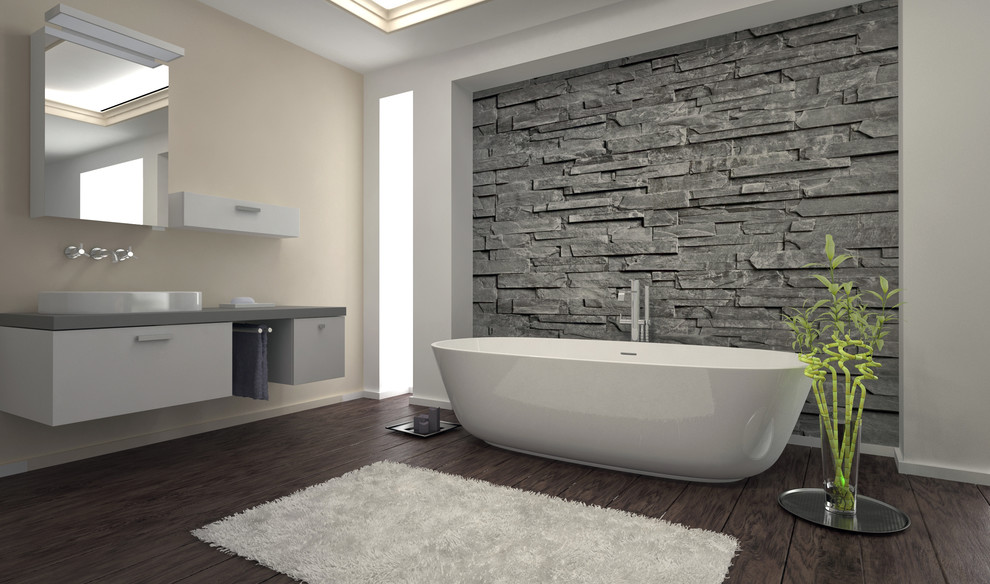 Пример оригинального дизайна: главная ванная комната в современном стиле с плоскими фасадами, белыми фасадами, отдельно стоящей ванной, темным паркетным полом, настольной раковиной, столешницей из искусственного камня, бежевыми стенами и коричневым полом