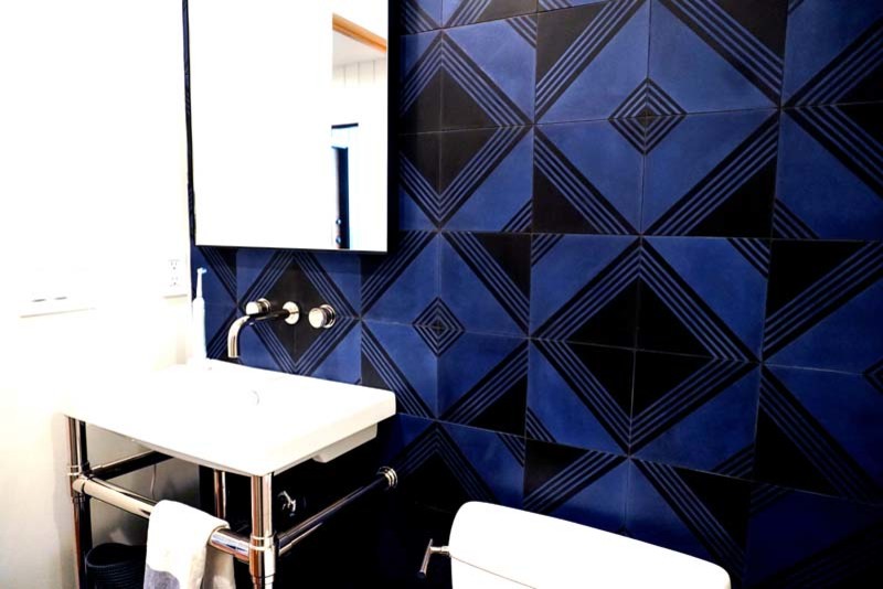 Пример оригинального дизайна: ванная комната среднего размера в стиле модернизм с ванной в нише, душем над ванной, раздельным унитазом, синей плиткой, керамической плиткой, синими стенами, полом из керамической плитки, душевой кабиной, раковиной с несколькими смесителями, столешницей из кварцита, синим полом, душем с распашными дверями, открытыми фасадами и белой столешницей