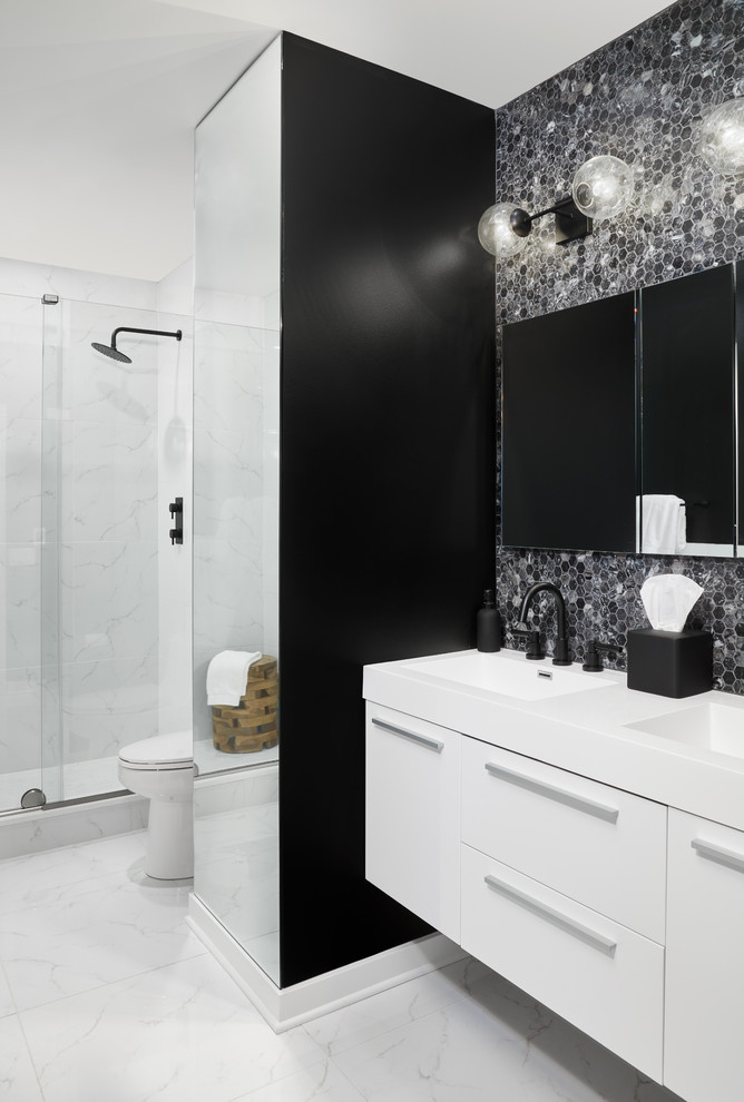 Idées déco pour une salle de bain principale de taille moyenne avec des portes de placard blanches, une baignoire en alcôve, un combiné douche/baignoire, WC à poser, un carrelage noir et blanc, un mur noir, un sol en marbre, un lavabo encastré, un sol blanc, une cabine de douche à porte battante, un plan de toilette blanc, meuble double vasque et meuble-lavabo suspendu.
