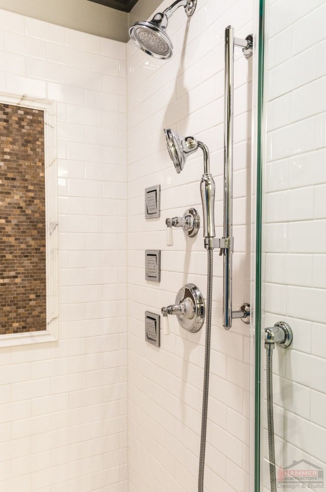 Modelo de cuarto de baño principal clásico renovado grande con ducha esquinera, baldosas y/o azulejos blancos, baldosas y/o azulejos de cemento, paredes blancas y suelo de mármol