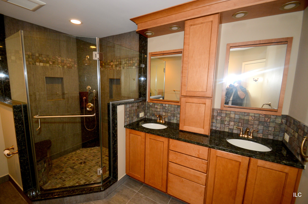 Diseño de cuarto de baño actual con lavabo bajoencimera, encimera de granito, ducha esquinera y suelo de baldosas de porcelana