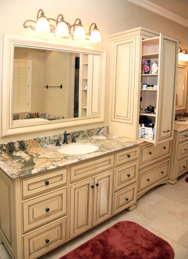 Immagine di una stanza da bagno padronale design di medie dimensioni con pareti beige, pavimento in gres porcellanato, lavabo sottopiano, ante con bugna sagomata, ante beige e top in granito