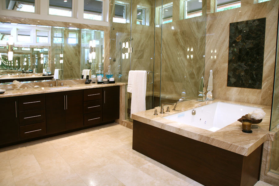 Inspiration för stora moderna en-suite badrum, med släta luckor, skåp i mörkt trä, ett undermonterat badkar, en hörndusch, spegel istället för kakel, beige väggar, klinkergolv i porslin, ett undermonterad handfat och marmorbänkskiva