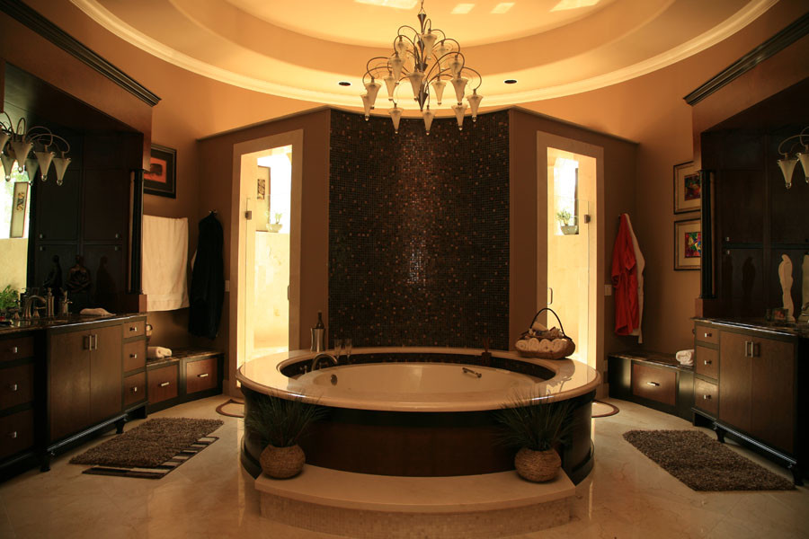 Cette photo montre une grande salle de bain principale victorienne en bois foncé avec un placard à porte plane, une baignoire encastrée, une douche d'angle, un mur beige et un sol en marbre.
