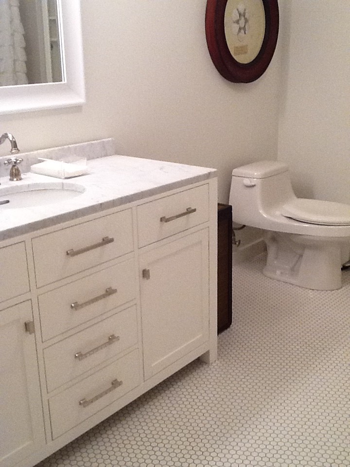 Idéer för ett modernt badrum, med ett undermonterad handfat, vita skåp, marmorbänkskiva, ett badkar i en alkov, en toalettstol med hel cisternkåpa, vit kakel och mosaik