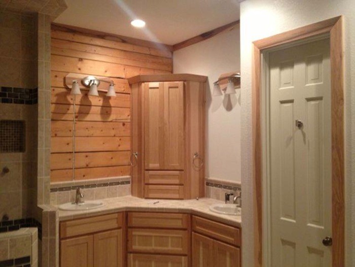 Idéer för ett mellanstort en-suite badrum, med ett nedsänkt handfat, luckor med upphöjd panel, skåp i mellenmörkt trä, bänkskiva i täljsten, en hörndusch, grå kakel, stenkakel, bruna väggar och klinkergolv i keramik