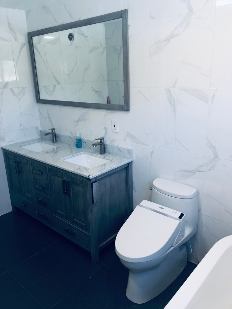 Exemple d'une petite salle de bain nature en bois vieilli pour enfant avec un placard en trompe-l'oeil, une baignoire indépendante, une douche d'angle, un bidet, un carrelage blanc, des carreaux de céramique, un mur blanc, un sol en marbre, un lavabo intégré, un plan de toilette en marbre, un sol gris, une cabine de douche avec un rideau et un plan de toilette blanc.