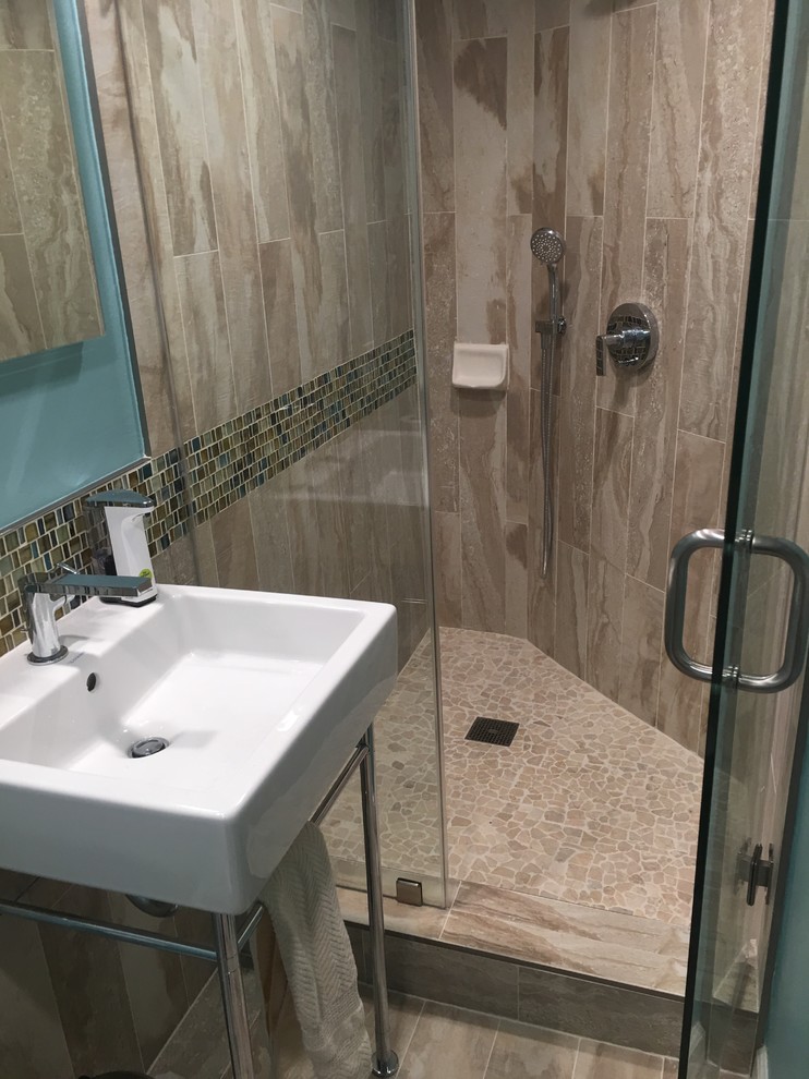 Идея дизайна: маленькая ванная комната в стиле модернизм с угловым душем, керамогранитной плиткой, полом из керамогранита, душевой кабиной и подвесной раковиной для на участке и в саду