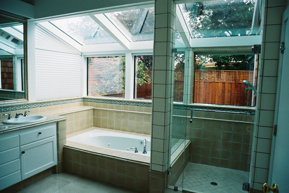 На фото: главная ванная комната среднего размера в стиле неоклассика (современная классика) с фасадами с утопленной филенкой, белыми фасадами, накладной ванной, душем в нише, бежевыми стенами и накладной раковиной