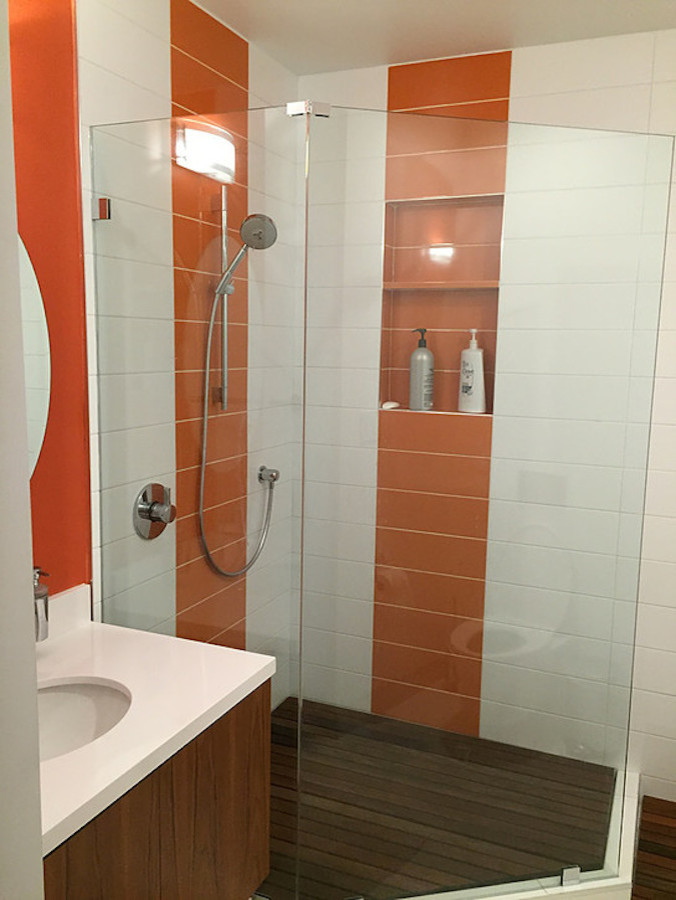 Стильный дизайн: главная ванная комната среднего размера в стиле модернизм с плоскими фасадами, фасадами цвета дерева среднего тона, угловым душем, разноцветными стенами, полом из фанеры и врезной раковиной - последний тренд
