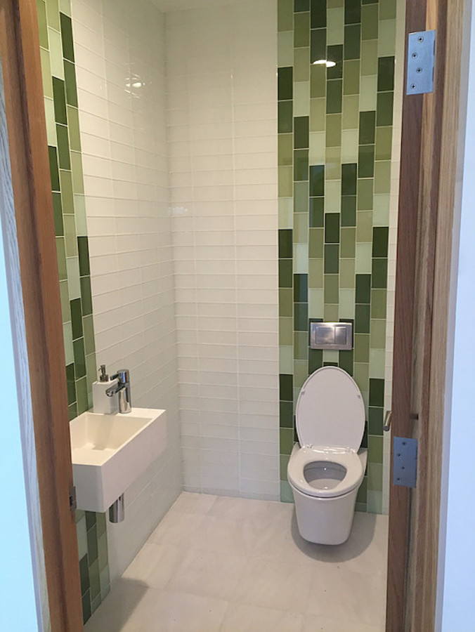 Mittelgroßes Klassisches Duschbad mit Toilette mit Aufsatzspülkasten, weißer Wandfarbe und Wandwaschbecken in San Francisco