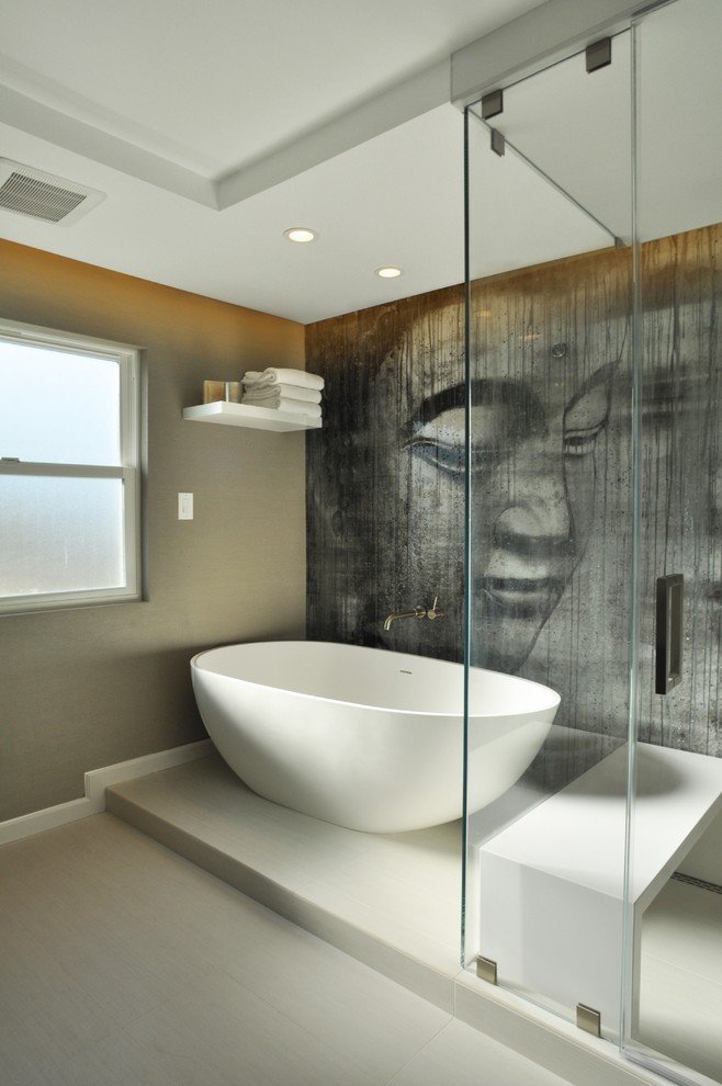 Cette photo montre une grande salle de bain principale tendance avec un placard sans porte, une baignoire indépendante, une douche d'angle, un mur beige, un sol en carrelage de porcelaine, un sol gris et une cabine de douche à porte battante.