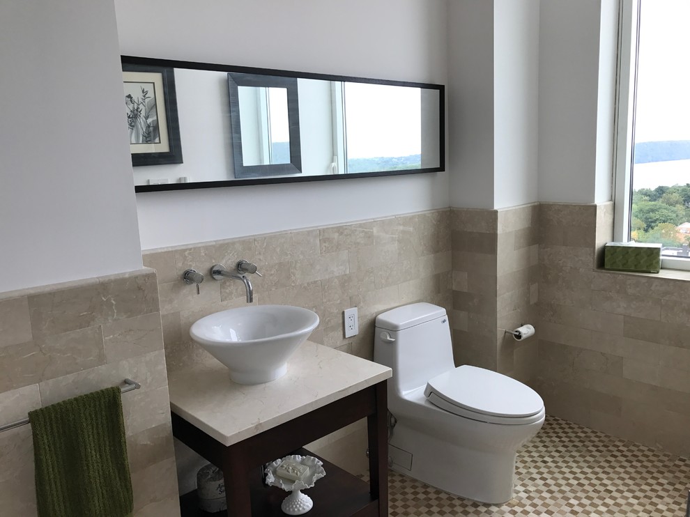 Идея дизайна: главная ванная комната среднего размера в современном стиле с унитазом-моноблоком, бежевой плиткой, керамической плиткой, белыми стенами, полом из керамической плитки и настольной раковиной