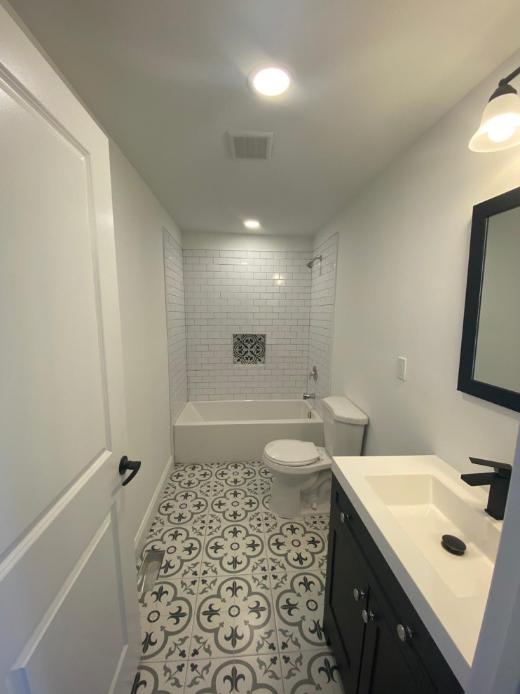 Bild på ett litet funkis en-suite badrum, med grå skåp